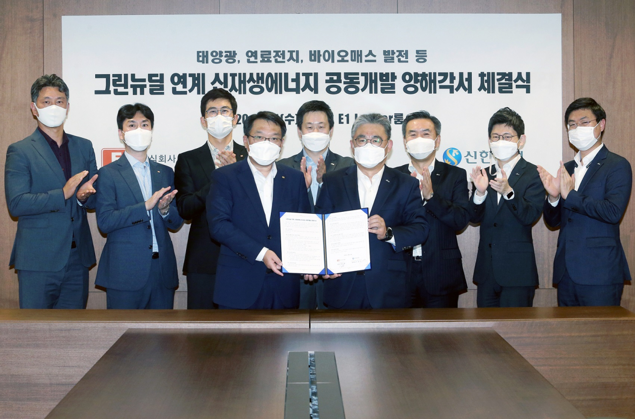 ‘그린뉴딜 연계 신재생에너지 공동개발 양해각서 체결식’을 마친 후 관계자들과 함께 신한은행 이정우 PF본부장(왼쪽에서 여섯번째)과 E1 김상훈 신사업개발실장(왼쪽에서 네번째)이 기념촬영하는 모습.