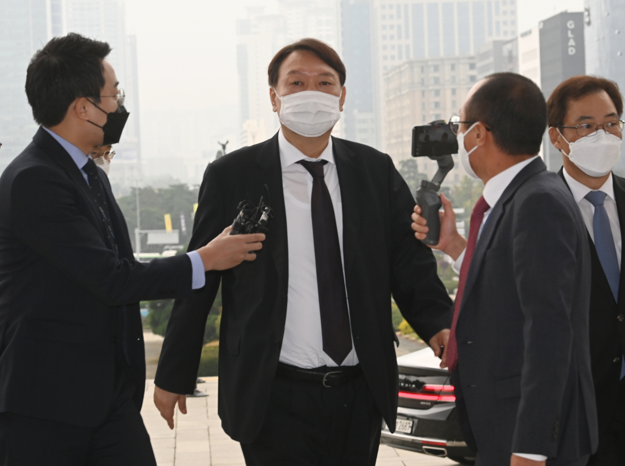 국회 법사위의 대검찰청 국정감사를 앞두고 윤석열 검찰총장이 22일 오전 서울 여의도 국회에 도착, 취재진의 질문을 받고 있다. [연합]