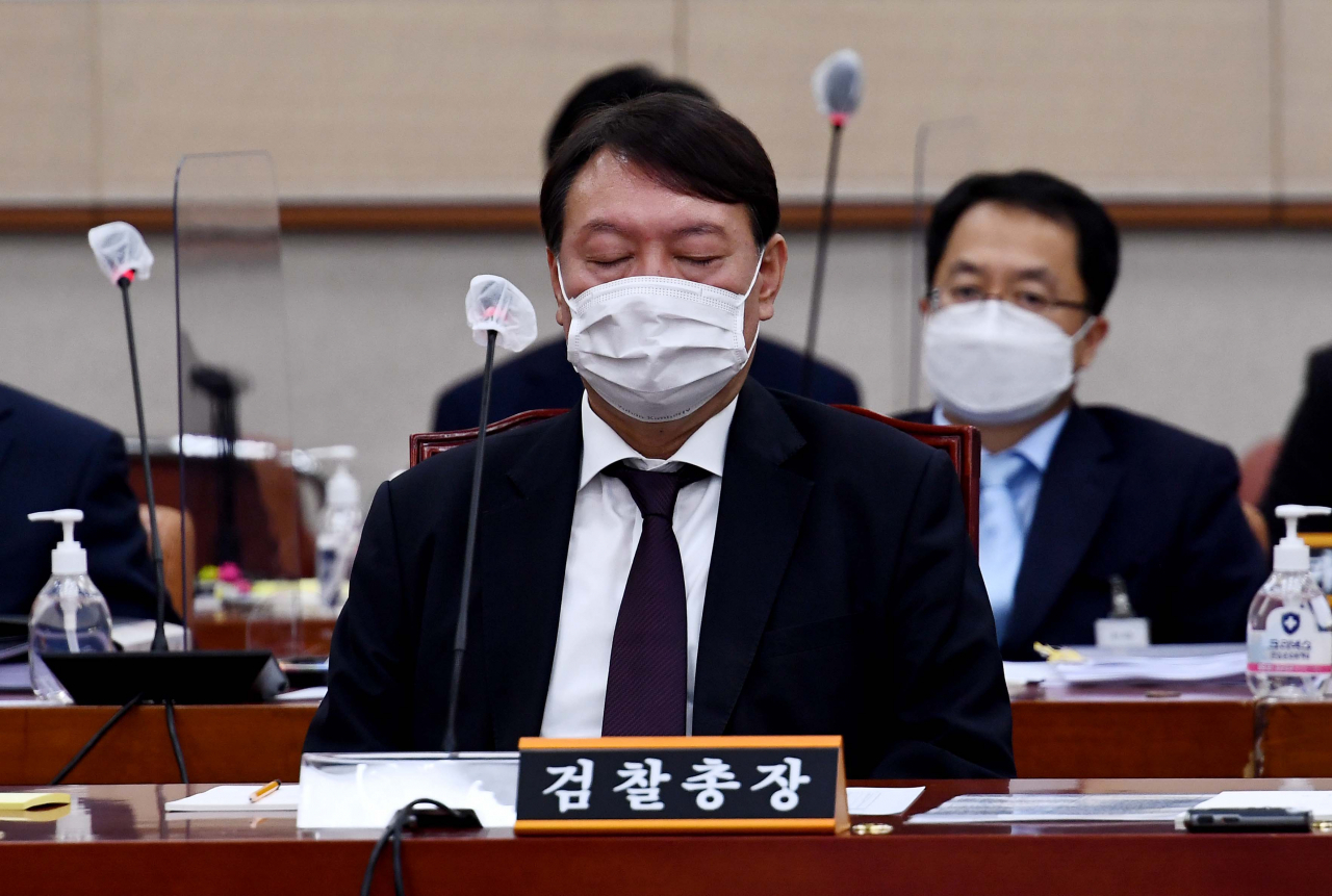 윤석열 검찰총장이 22일 오전 서울 여의도 국회 법제사법위원회에서 열린 대검찰청 국정감사에 출석해 잠시 생각에 잠겨 있다. 연합뉴스