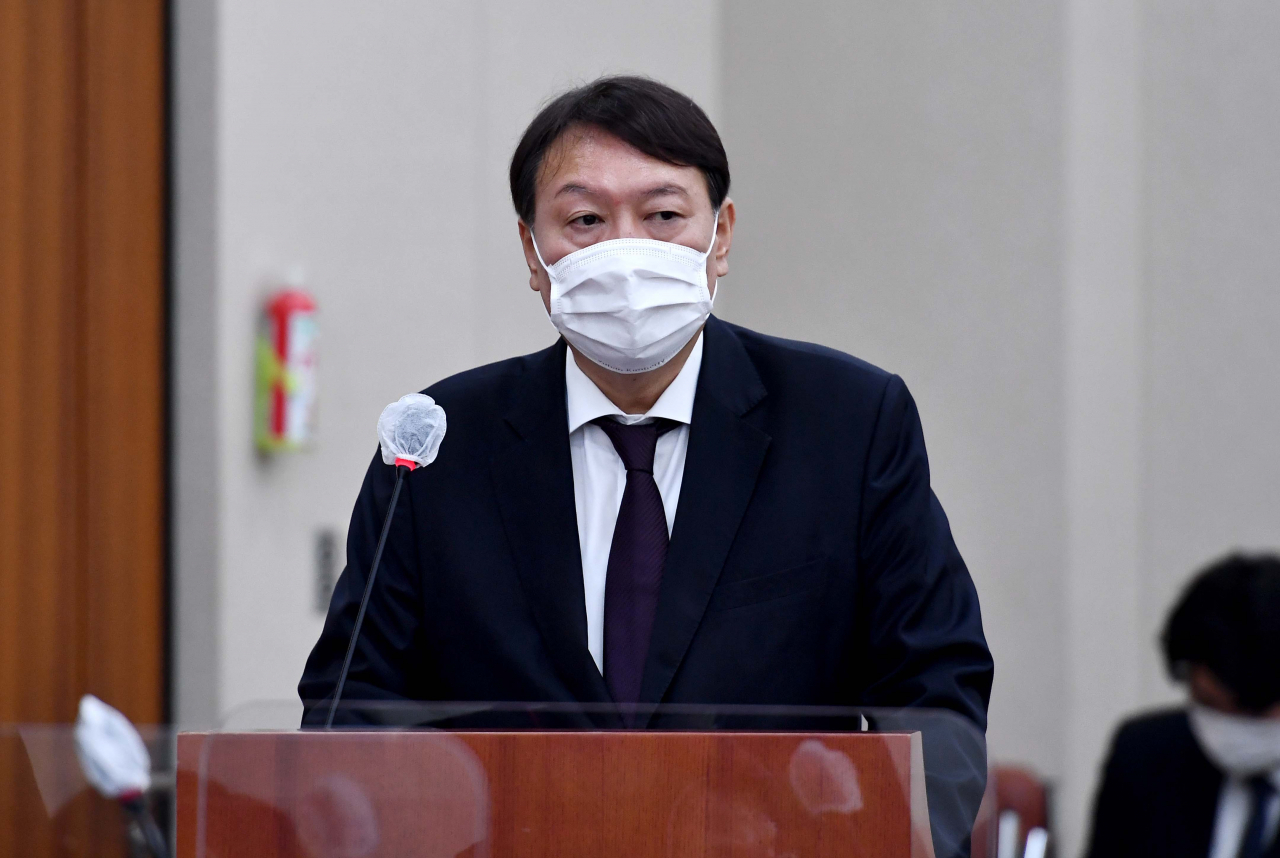 윤석열 검찰총장이 22일 오전 서울 여의도 국회 법제사법위원회에서 열린 대검찰청 국정감사에서 업무보고를 하고 있다. [연합]