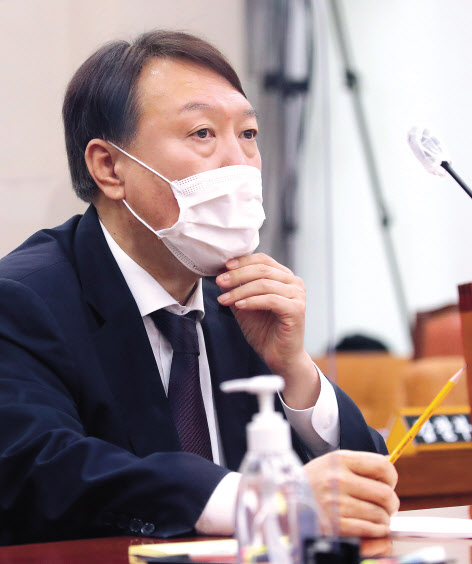 윤석열 검찰총장이 22일 국회 법제사법위원회 대검찰청 국정감사에 출석해 답변하고 있다.이상섭 기자