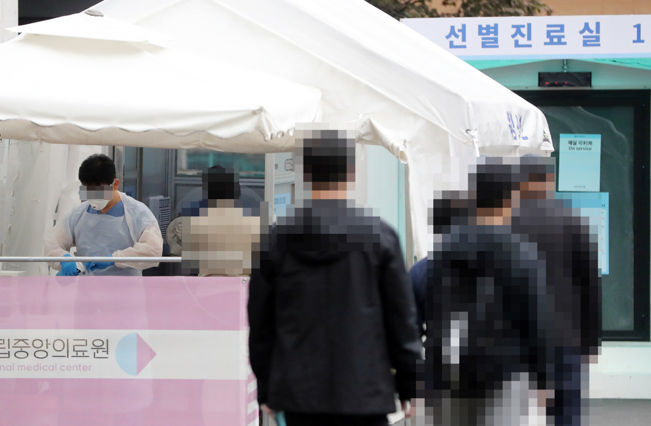 22일 서울 국립중앙의료원 코로나19 선별진료소에서 시민들이 코로나 19 검사를 받기위해 줄을 서 있다. 연합뉴스