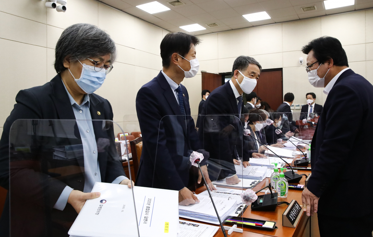 22일 오전 국회에서 열린 보건복지위원회 국정감사에 정은경 질병관리청장(왼쪽부터), 김강림 보건복지부1차관, 박능후 보건복지부 장관이 참석해 있다. [연합]