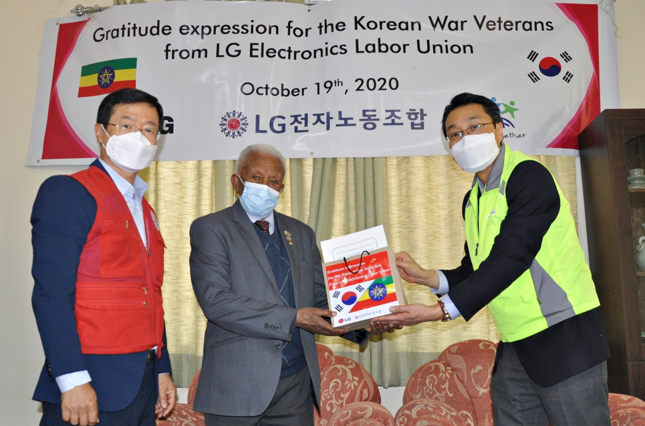LG전자 노동조합이 지난 19일(현지시각) 에티오피아의 수도 아디스아바바에 위치한 ‘에티오피아 한국전 참전용사 협회’에서 생존 참전용사 120여 명에게 생활지원금과 건강식품 등을 전달했다. 양승환 LG전자 에티오피아지점장(오른쪽에서 첫 번째)이 에티오피아 참전용사에게 생활지원금과 물품을 전달하고 있다. [LG전자 제공]