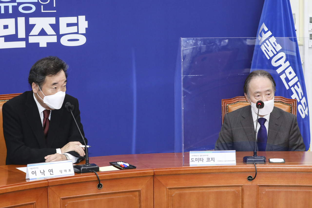 도미타 고지 주한 일본대사(오른쪽)가 22일 국회에서 더불어민주당 이낙연 대표를 예방, 인사말을 하고 있다. [연합]