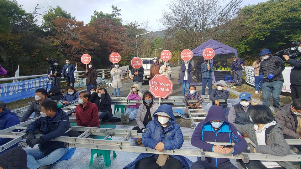 국방부가 22일 성주 사드(THAAD·고고도미사일방어체계) 기지에 공사 장비를 반입하려 하자 주민 70여명이 사드기지 입구 진밭교에서 사다리형 구조물에 몸을 넣어 반대시위를 준비하고 있다. [연합]