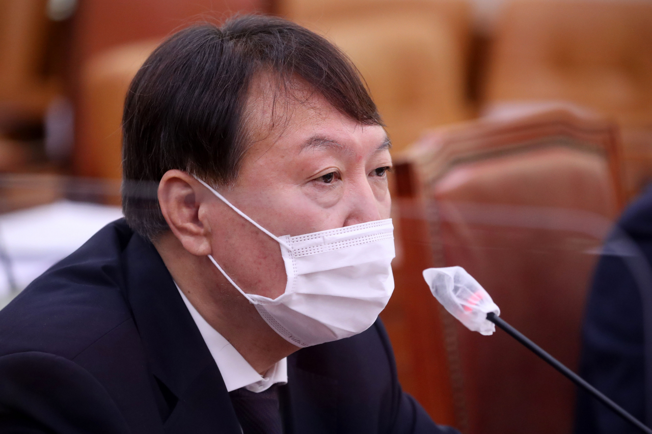윤석열 검찰총장이 22일 오전 서울 여의도 국회 법제사법위원회에서 열린 대검찰청 국정감사에서 답변하고 있다. [연합]