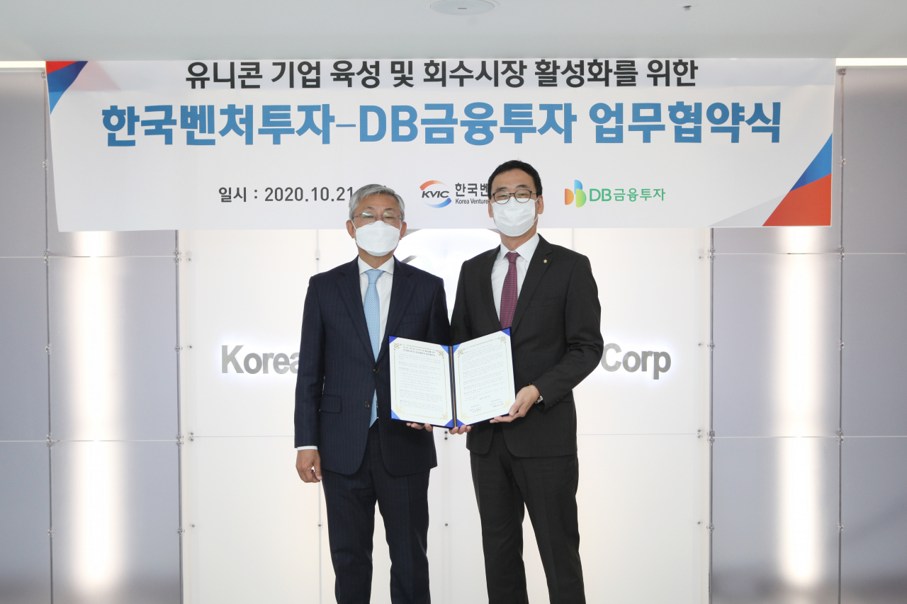 한국벤처투자와 DB금융투자는 유니콘 기업 육성과 회수시장 활성화를 위한 업무협약을 체결했다고 22일 밝혔다. 왼쪽부터 이영민 한국벤처투자 대표이사, 고원종 DB금융투자 대표이사. [DB금융투자]