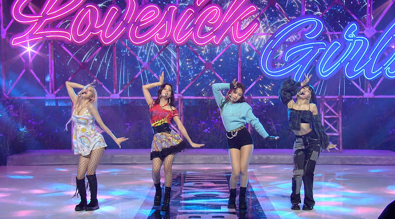걸그룹 블랙핑크가 '굿모닝 아메리카'에서 무대를 펼치는 모습. 블랙핑크는 21일 미국 ABC 방송의 유명 아침 토크쇼 '굿모닝 아메리카'에 출연해 신곡 '러브식 걸즈'(Lovesick Girls) 무대를 선보였다. 이날 무대는 미국 뉴욕 타임스 스퀘어 전광판을 통해 생중계됐다. [연합]