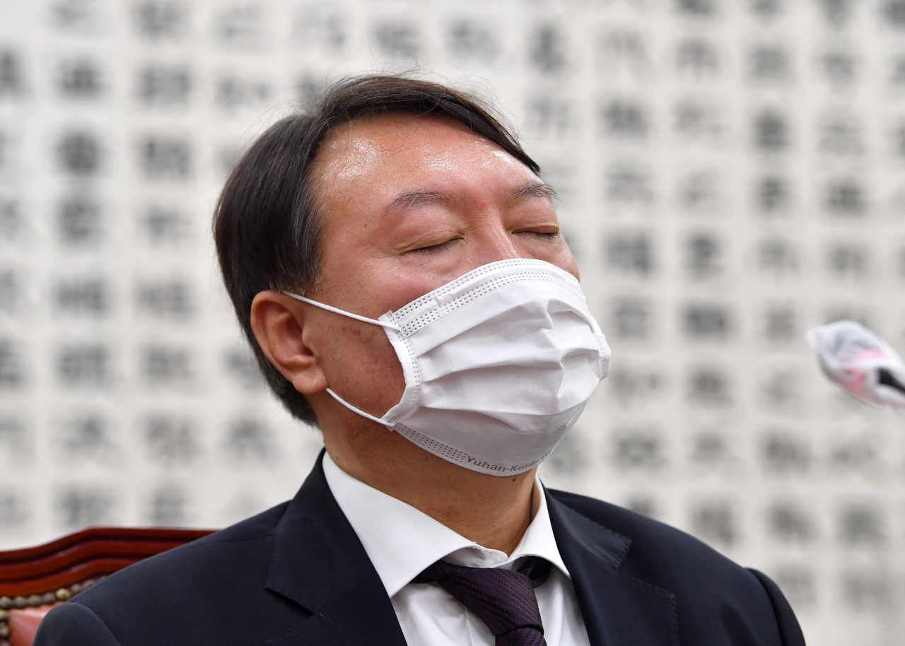 윤석열 검찰총장이 지난 달 22일 오전 서울 여의도 국회 법제사법위원회에서 열린 대검찰청 국정감사에서 잠시 눈을 감고 생각에 잠겨 있다. [연합]