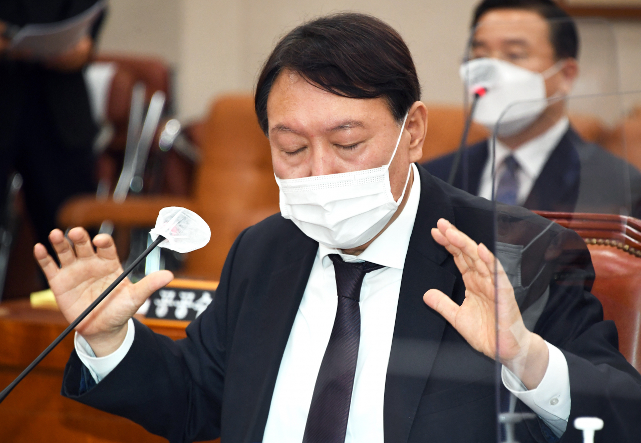 윤석열 검찰총장이 22일 오전 서울 여의도 국회 법제사법위원회에서 열린 대검찰청 국정감사에서 답변하고 있다. [연합]