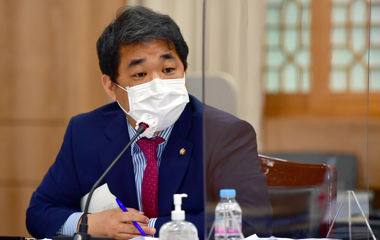배준영 국민의힘 의원이 지난 20일 오전 광주 서구 화정동 광주시교육청에서 열린 국회 교육위원회의 전남대·전북대·제주대·전남대병원·전북대병원·제주대병원에 대한 국정감사에서 질의하고 있다. [연합]