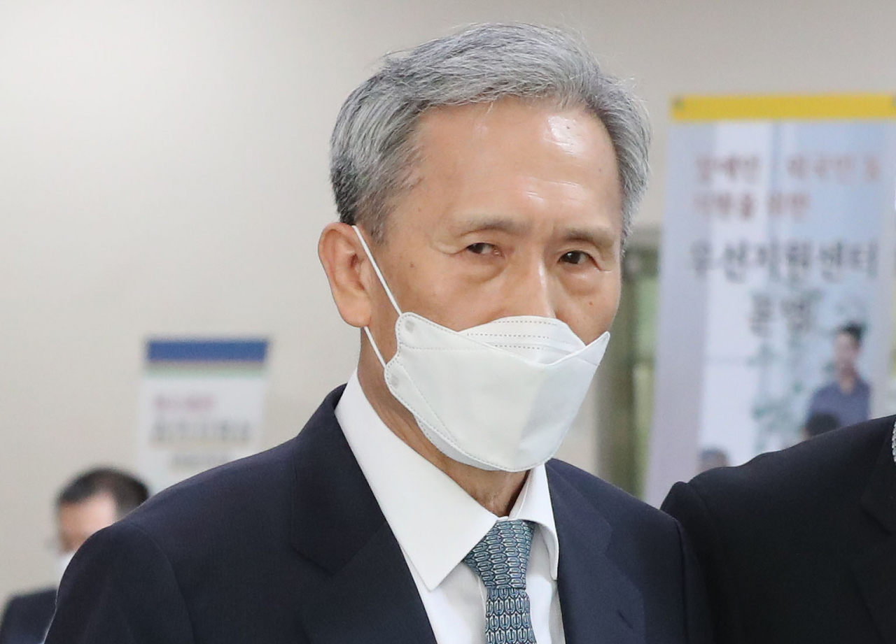 김관진 전 국방부 장관이 22일 오후 서울 서초구 서울고법에서 항소심 선고 공판을 마친 뒤 법정을 나서고 있다. [연합]