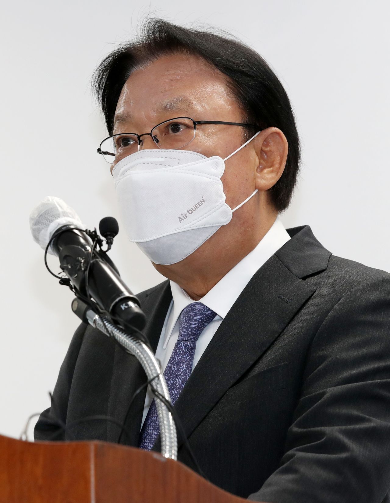 박근희 CJ대한통운 대표이사가 22일 오후 서울 중구 태평로빌딩에서 최근 잇달아 발생한 택배 노동자 사망 사건과 관련해 사과문을 발표하고 있다. [연합]