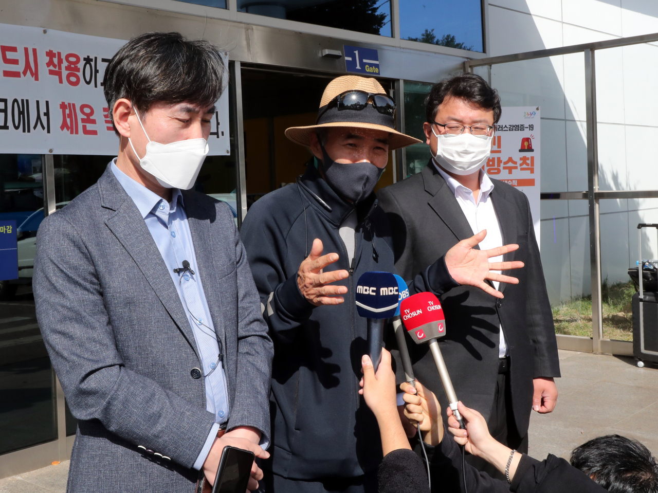 22일 오후 인천 중구 인천항연안여객터미널에서 북한에서 피격된 해양수산부 공무원 A씨의 형 이래진(가운데)씨와 하태경(왼쪽) 국민의힘 의원이 인천 옹진군 연평도 방문를 방문하고 돌아온 뒤 취재진에게 브리핑을 하고 있다. [연합]
