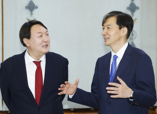 윤석열 검찰총장(왼쪽)이 지난해 7월 청와대 임명장 수여식 직후 조국 청와대 민정수석과 환담하고 있다. [연합]
