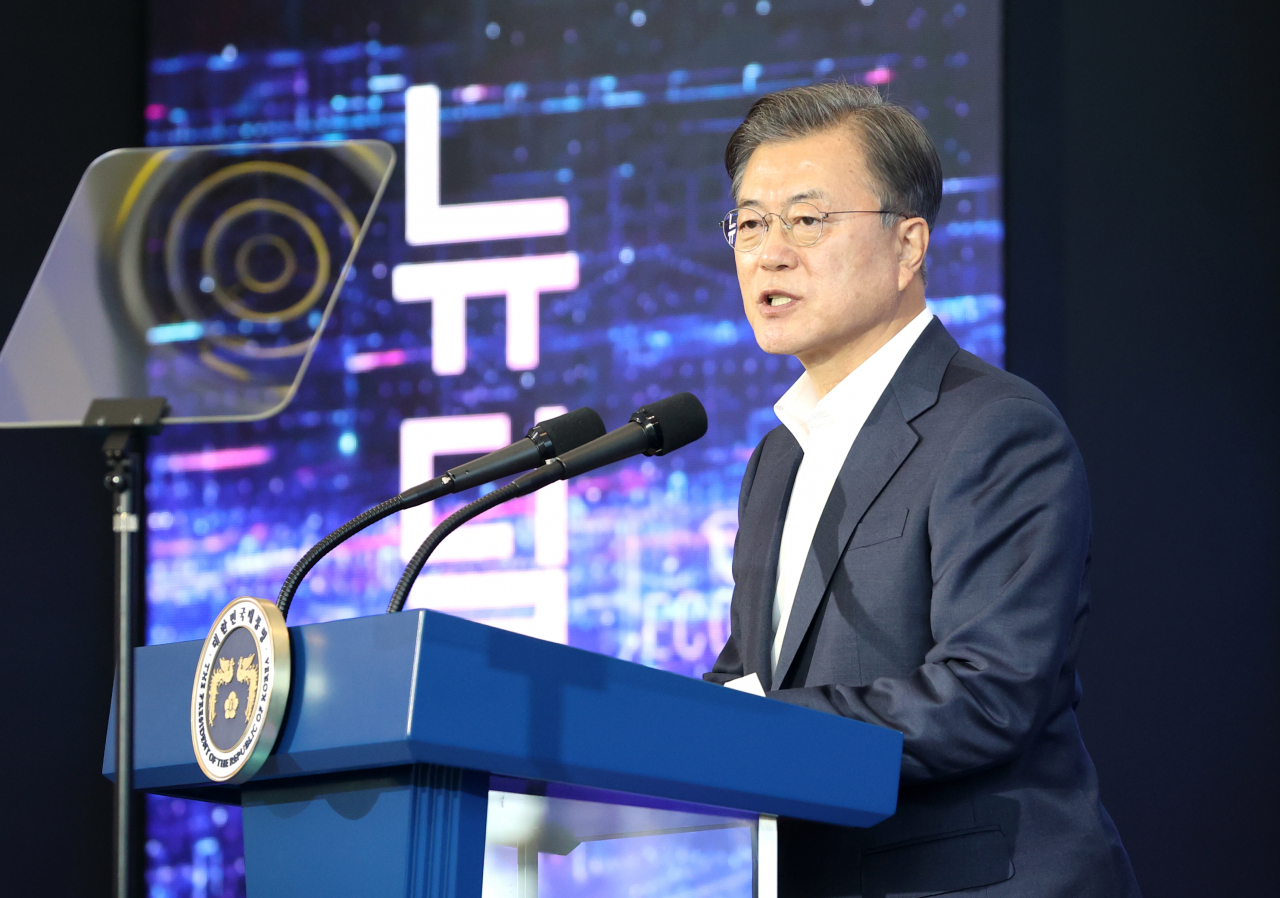 문재인 대통령이 22일 오후 인천 송도의 스마트시티 통합운영센터에서 열린 '한국판 뉴딜 연계 스마트시티 추진전략 보고대회'에서 발언하고 있다. [연합]