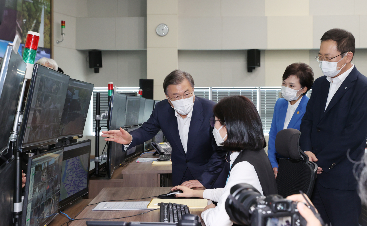 문재인 대통령이 22일 오후 인천 송도의 스마트시티 통합운영센터를 시찰하고 있다. 문 대통령이 스마트시티 선도 모델 도시인 송도를 방문한 것은 지역균형 뉴딜 관련 첫 번째 방문이자, 여섯번째 한국판 뉴딜 현장 행보다. [연합]