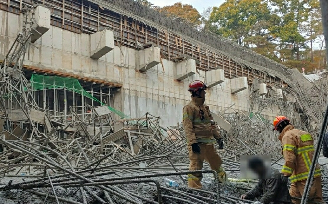 봉화 군부대 신축공사장 붕괴 현장 모습.[경북소방본부 제공]