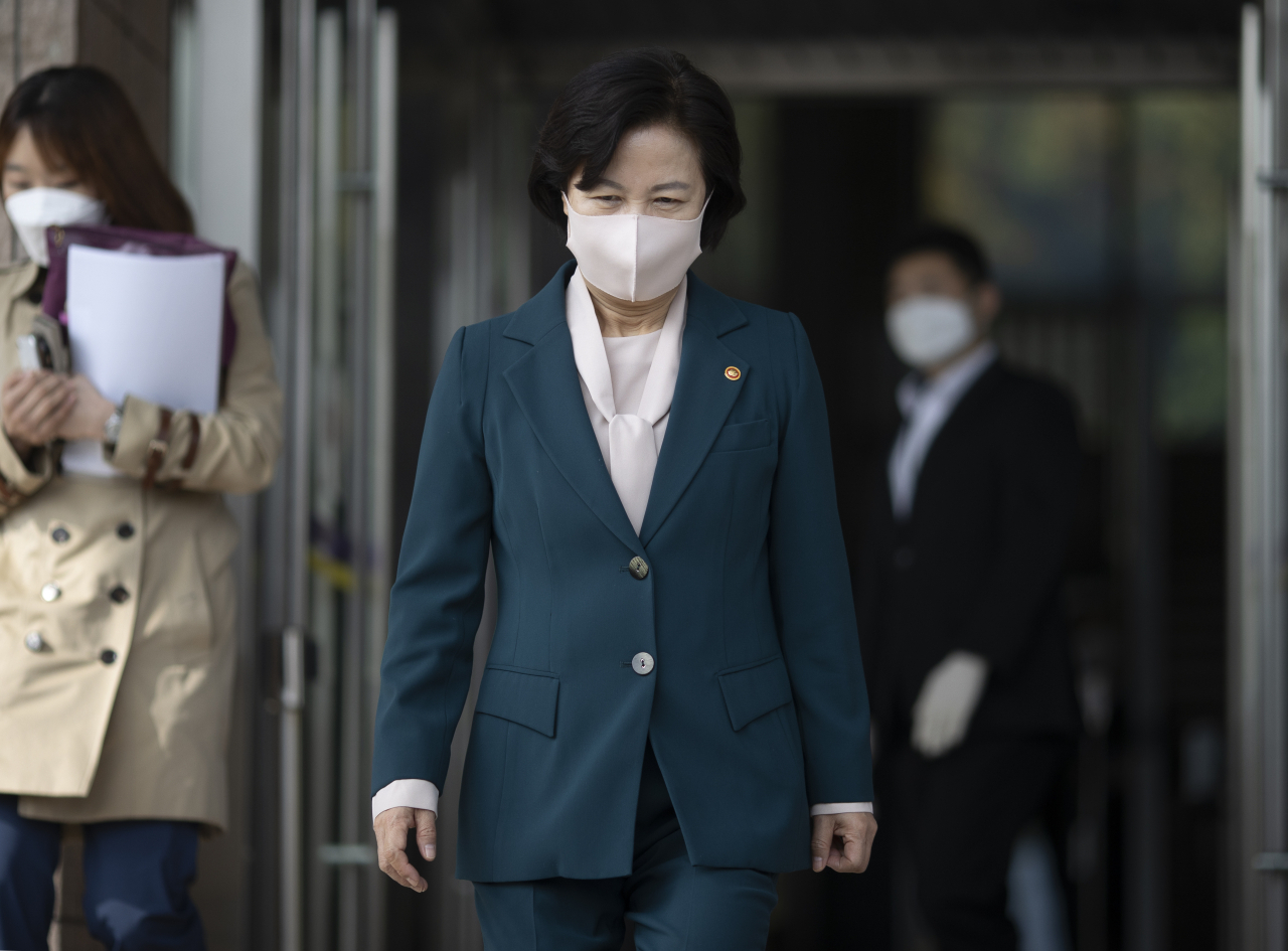 추미애 법무부 장관이 22일 오후 경기도 정부과천청사 법무부 청사를 나서고 있다. [연합]