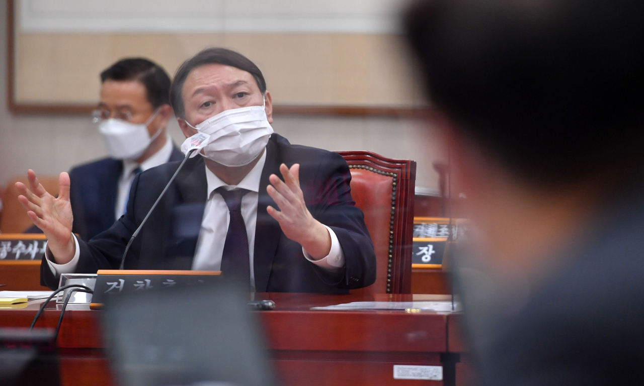 윤석열 검찰총장이 22일 서울 여의도 국회 법제사법위원회에서 열린 대검찰청 국정감사에서 답변하고 있다. [연합]