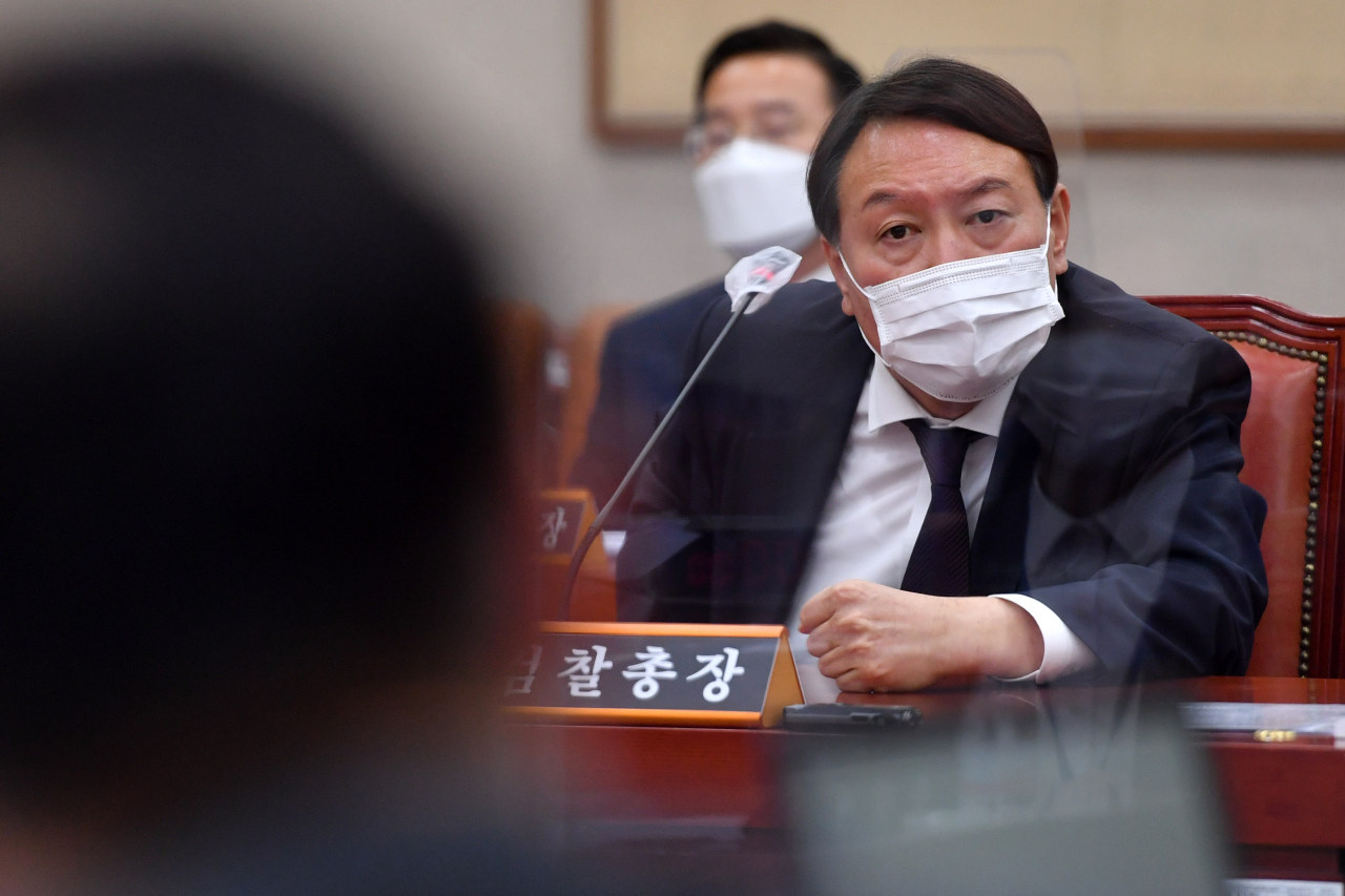 윤석열 검찰총장이 22일 서울 여의도 국회 법제사법위원회에서 열린 대검찰청 국정감사에서 더불어민주당 박범계 의원과 언쟁하고 있다. [연합]