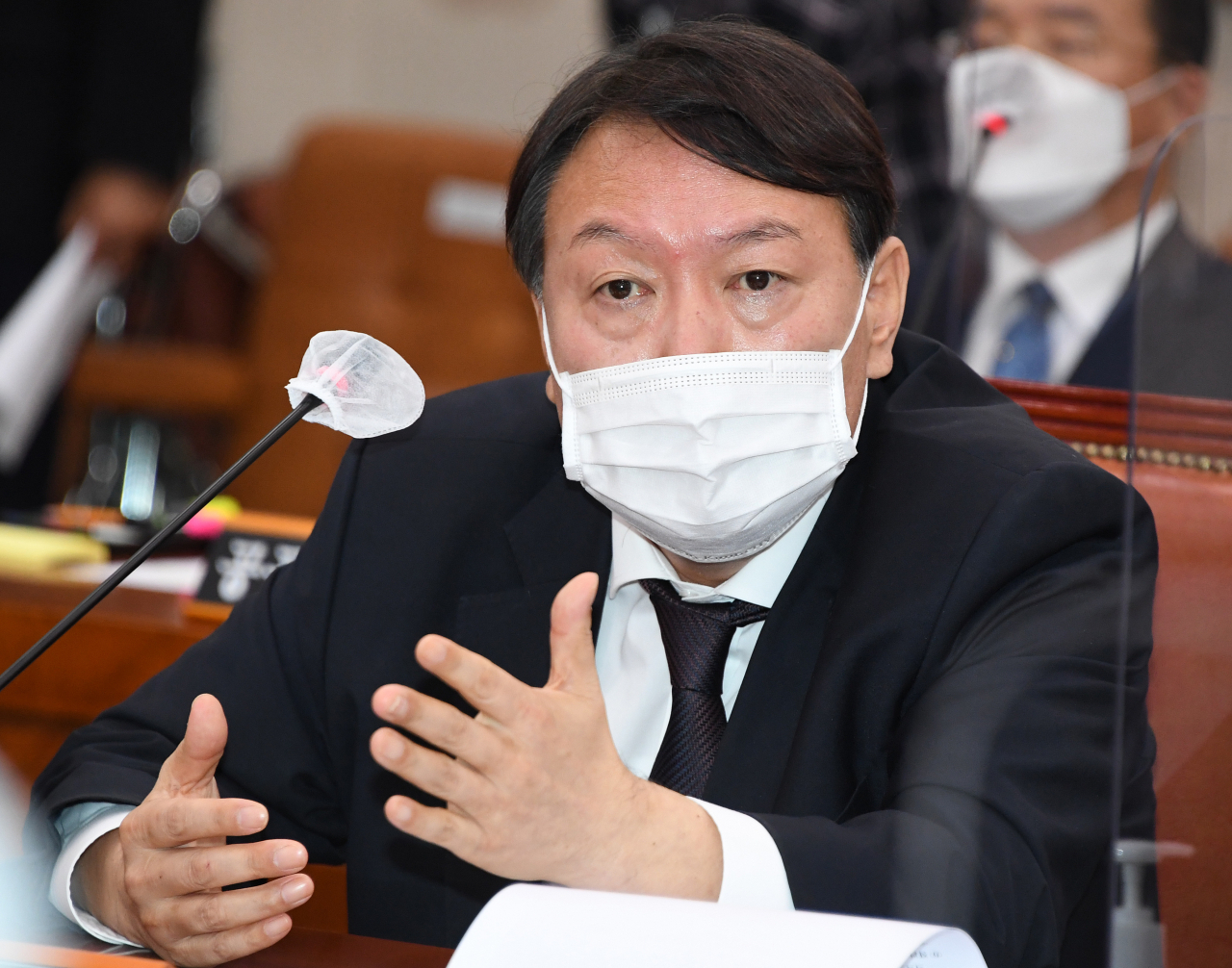 윤석열 검찰총장이 22일 오전 서울 여의도 국회 법제사법위원회에서 열린 대검찰청 국정감사에서 답변하고 있다. [연합]