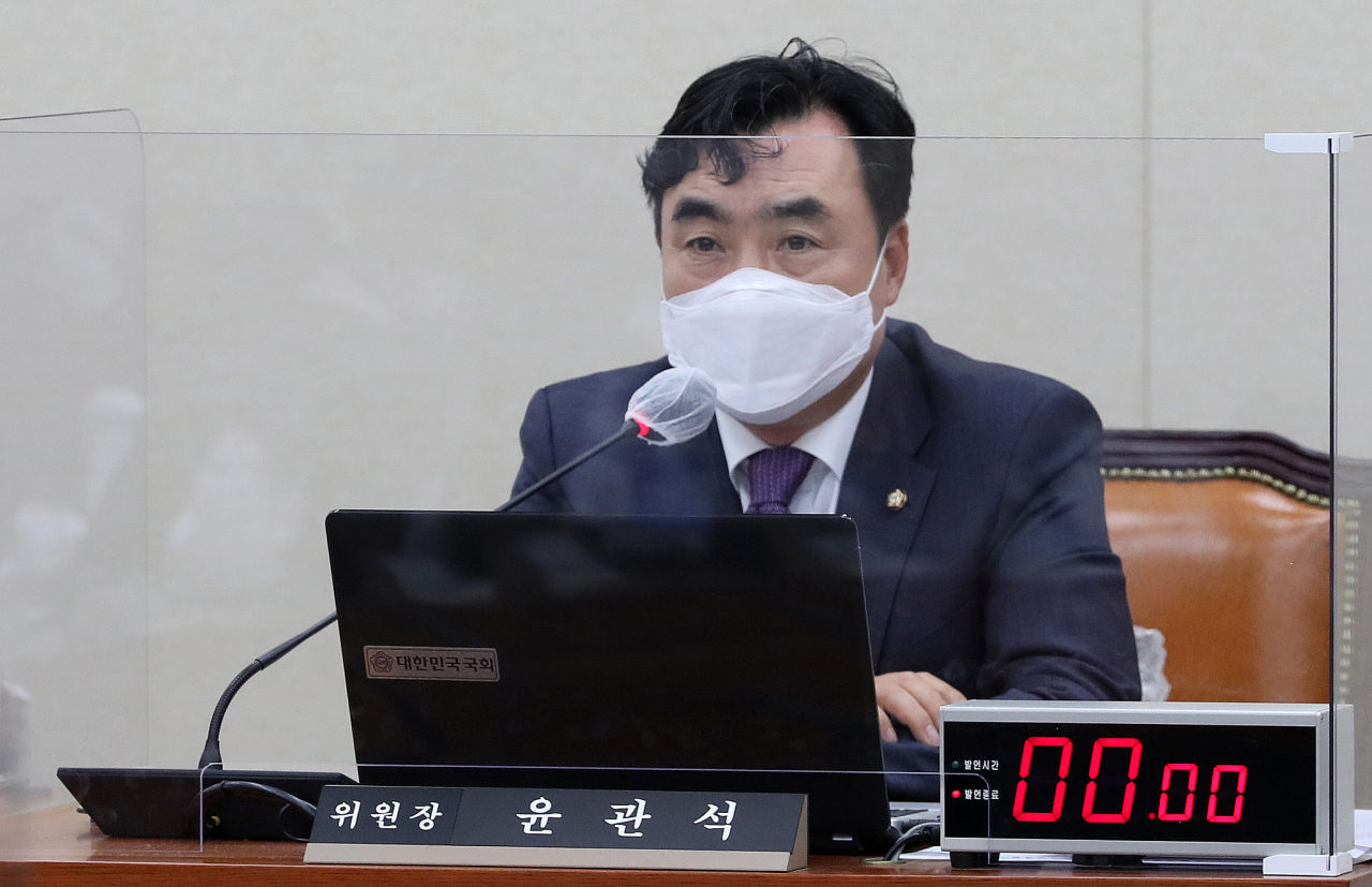 윤관석 정무위원장이 13일 서울 여의도 국회에서 열린 정무위원회의 금융감독원에 대한 국정감사에서 발언하고 있다. 연합뉴스
