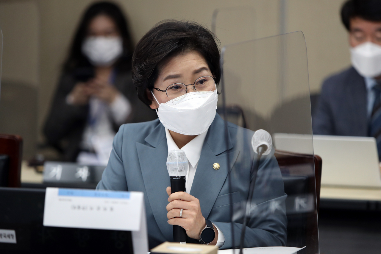 양향자 더불어민주당 의원이 20일 오전 광주 북구 오룡동 정부광주합동청사에서 열린 국회 기획재정위원회의 광주지방국세청, 한국은행 광주전남본부·목포본부에 대한 국정감사에서 질의하고 있다. [연합]