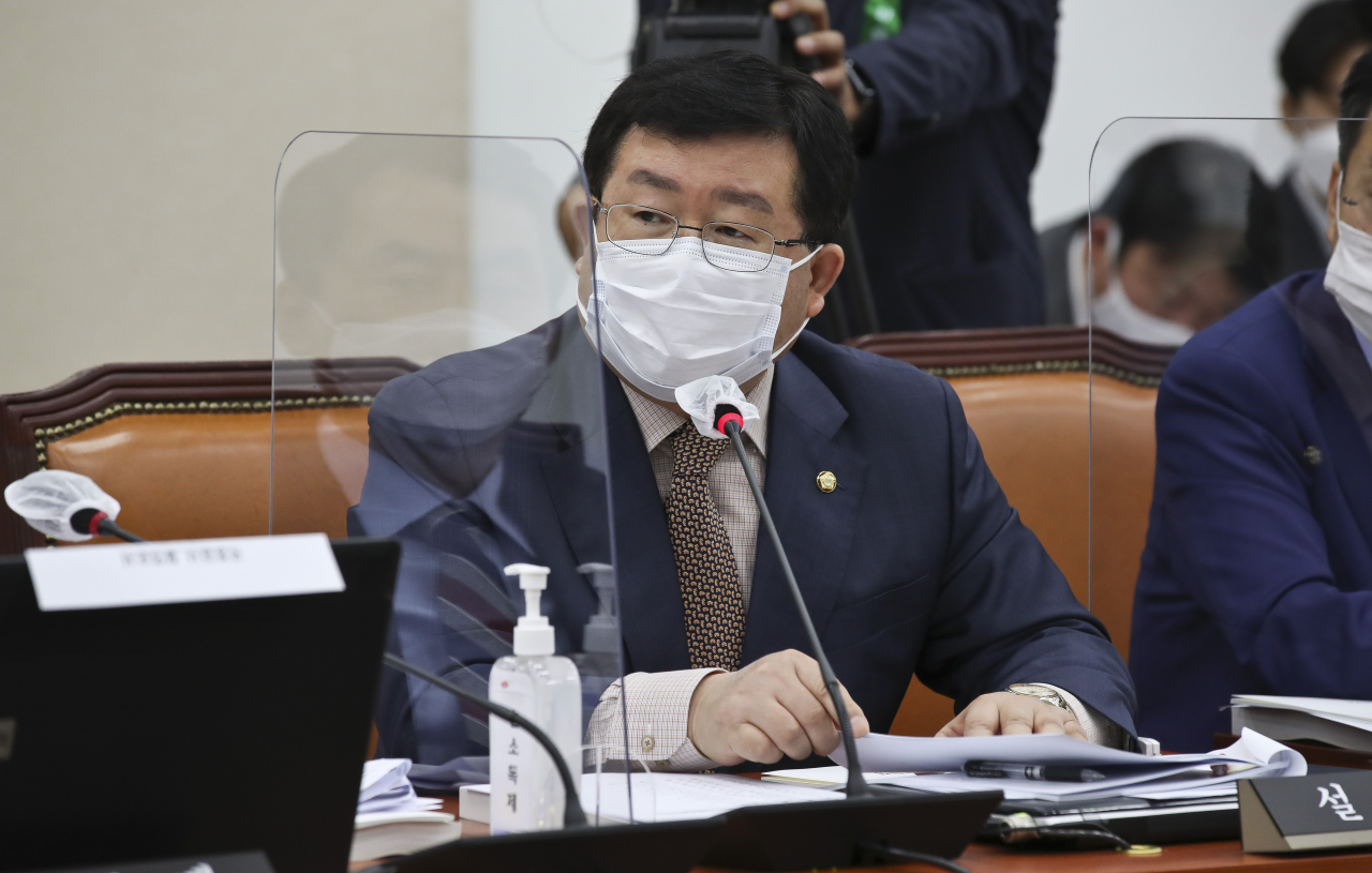 설훈 더불어민주당 의원이 13일 서울 여의도 국회에서 열린 국방위원회의 병무청 국정감사에서 질의하고 있다. [연합]