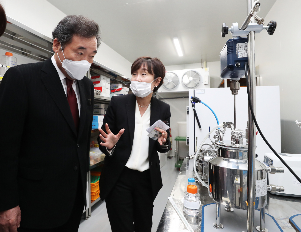 이낙연 더불어민주당 대표가 22일 오후 경기도 용인시 GC녹십자 R&D 센터를 방문해 신종 코로나바이러스 감염증(코로나19) 혈장 치료제 개발 현장을 살펴보고 있다. [연합]