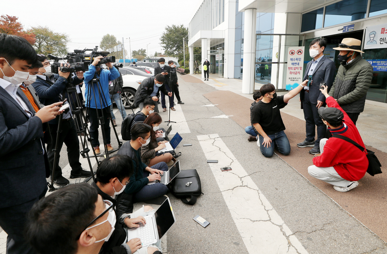 서해 북단 소연평도 해상에서 실종됐다가 북한군에 사살된 해양수산부 공무원의 형 이래진씨(오른쪽)가 21일 오전 인천시 중구 인천항 연안여객터미널에서 연평도행 여객선에 승선하기 전 기자회견을 하고 있다. 이씨와 하태경 국민의힘 의원. [연합]