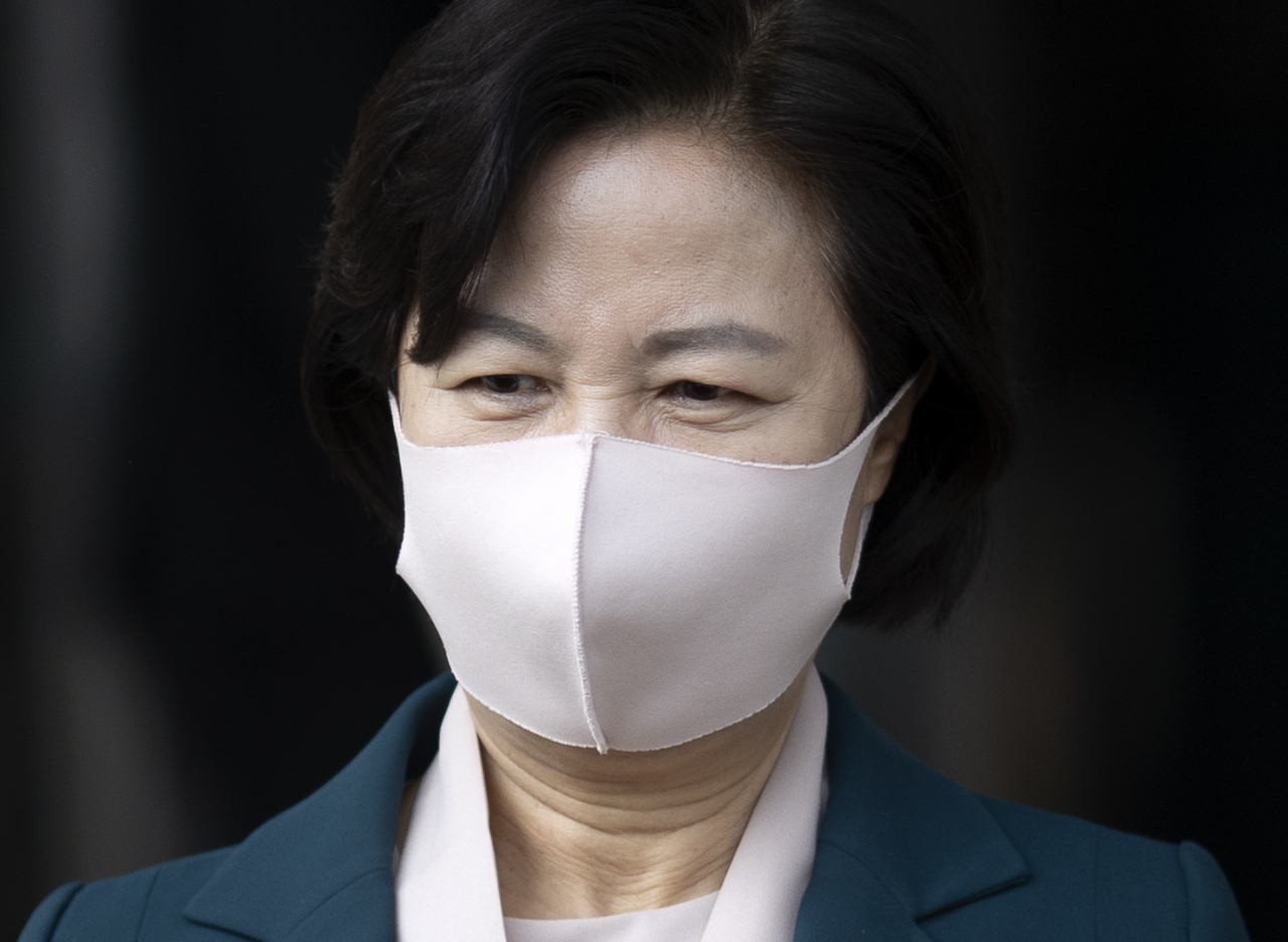 추미애 법무부 장관이 22일 오후 경기도 정부과천청사 법무부 청사를 나서고 있다. [연합]