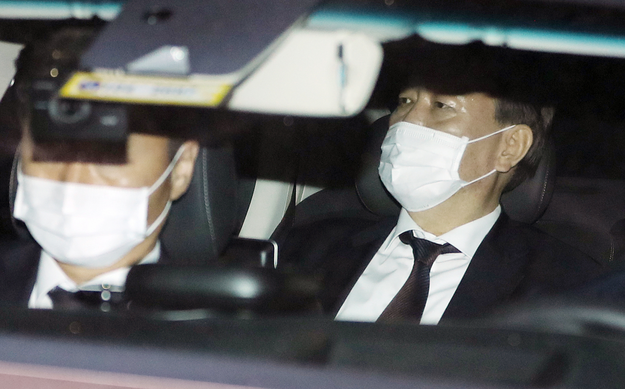 윤석열 검찰총장이 23일 국회 법제사법위원회 대검찰청 국정감사를 마친 뒤 국회를 나서고 있다. [연합]