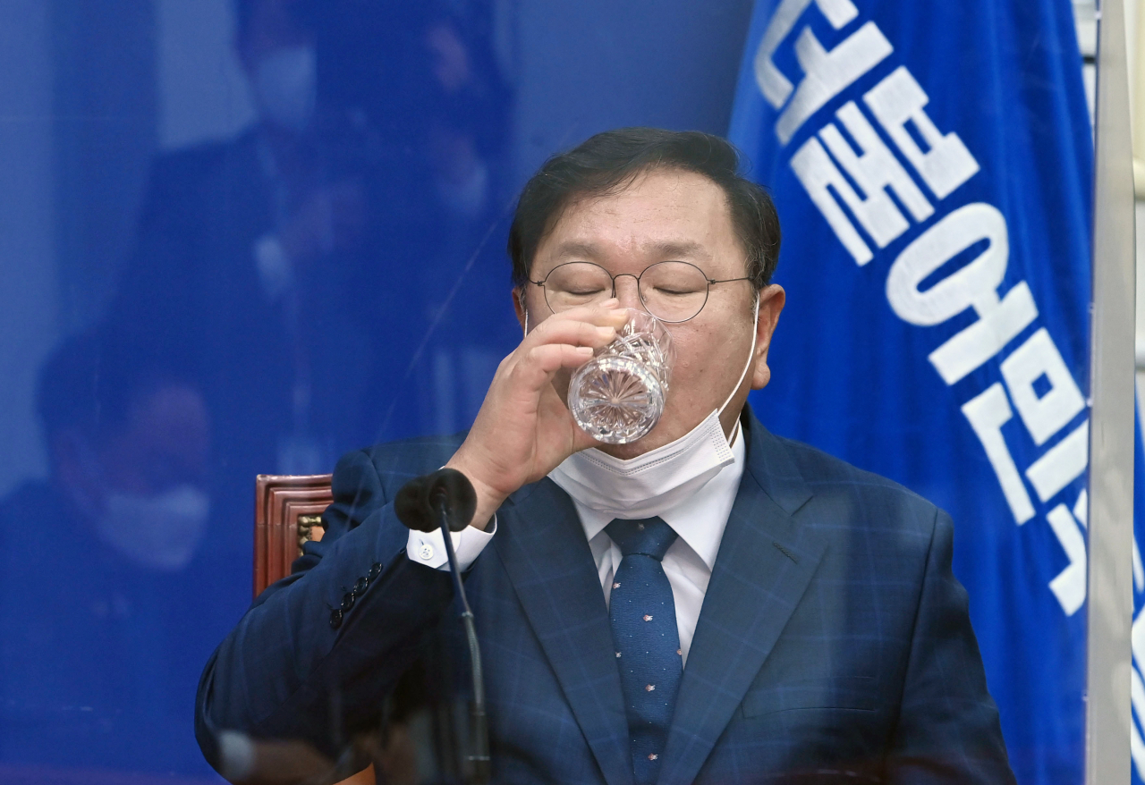 더불어민주당 김태년 원내대표가 21일 오전 국회에서 열린 최고위원회의에서 물을 마시고 있다. [연합]