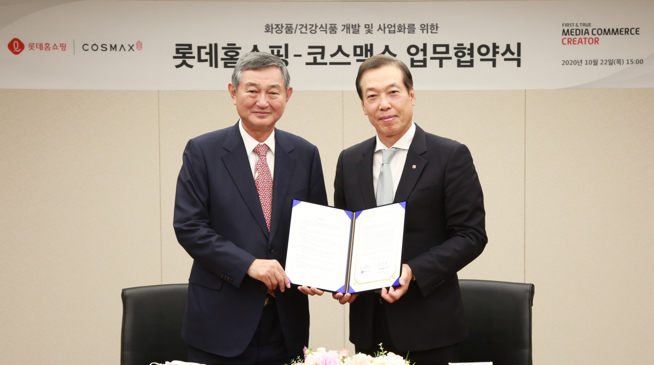 이완신 롯데홈쇼핑 대표이사(사진 오른쪽)는 지난 22일 서울 영등포구 롯데홈쇼핑 본사에서 이경수 코스맥스 그룹 회장과 공동 상품 개발 및 마케팅 진행에 관한 업무협약(MOU)을 체결했다. [사진제공=롯데홈쇼핑]