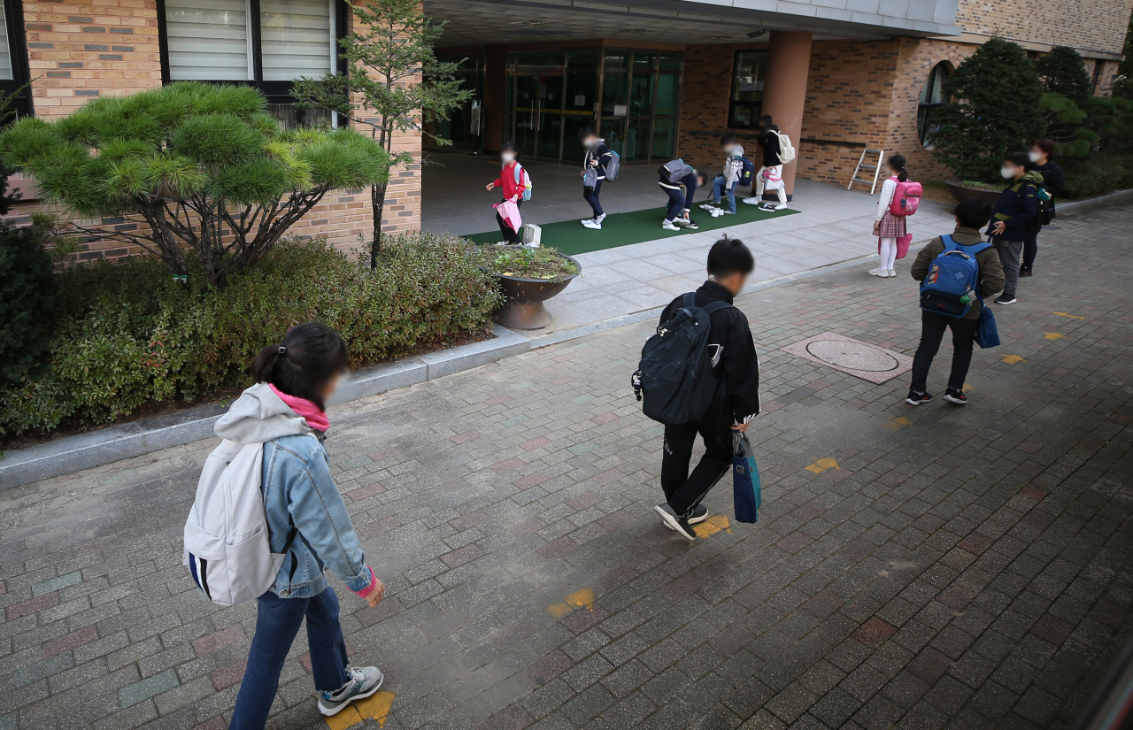 전국 유·초·중·고교 등교 인원 제한이 완화된 19일 오전 경기도 수원시 팔달구 매여울초등학교에서 학생들이 등교하고 있다. [연합]