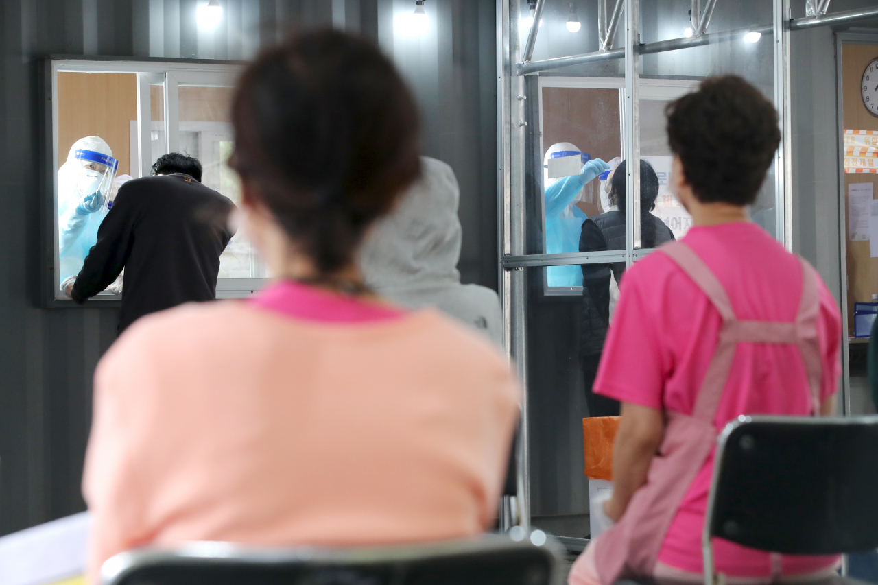 22일 오후 서울 성동구 보건소 선별진료소에서 노인요양시설 종사자들이 코로나19 선제검사를 받고 있다. [성동구 제공. 재판매 및 DB 금지] 연합뉴스