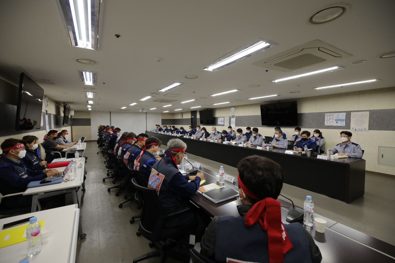 한국지엠 노조가 지난 22일 열린 2020년 임금 및 단체협약 제19차 교섭에서 사측 제시안에 대한 입장을 설명하고 있다. 김성갑 지부장은 “회사의 제시안 절대 수용할 수 없는 안”이라고 말했다. [한국지엠 노조 제공]