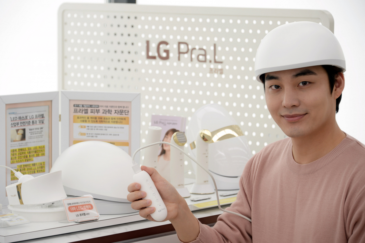 LG전자가 23일부터 29일까지 안드로겐성 탈모 치료 의료기기 LG 프라엘 메디헤어 예약 판매를 실시한다. 모델이 LG 프라엘 메디헤어를 착용하고 있다. [LG전자 제공]