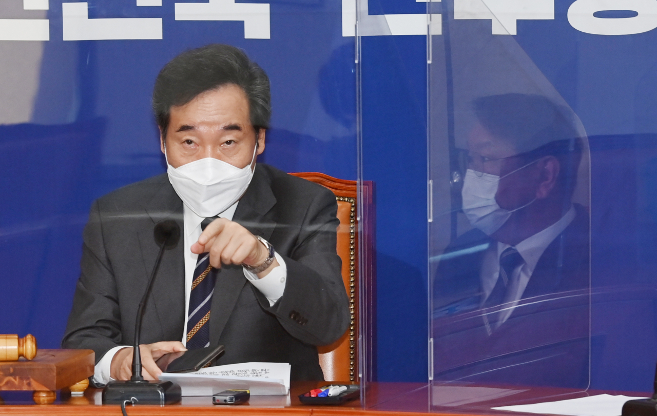 이낙연 더불어민주당 대표가 23일 오전 국회에서 열린 최고위원회의에서 손으로 신호를 보내고 있다. [연합]