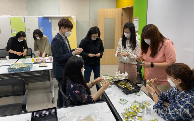영등포50플러스센터 커뮤니티 회원과 지역 주민, 자원봉사자들이 선별진료소 의료진에게 전달할 힐링키트를 만들고 있다. [영등포구 제공]