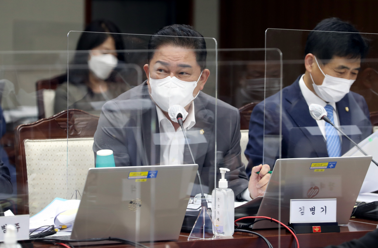 7일 서울 용산구 국방부에서 열린 국회 국방위원회 국정감사에서 김병기 더불어민주당 의원이 질의하고 있다.[연합]