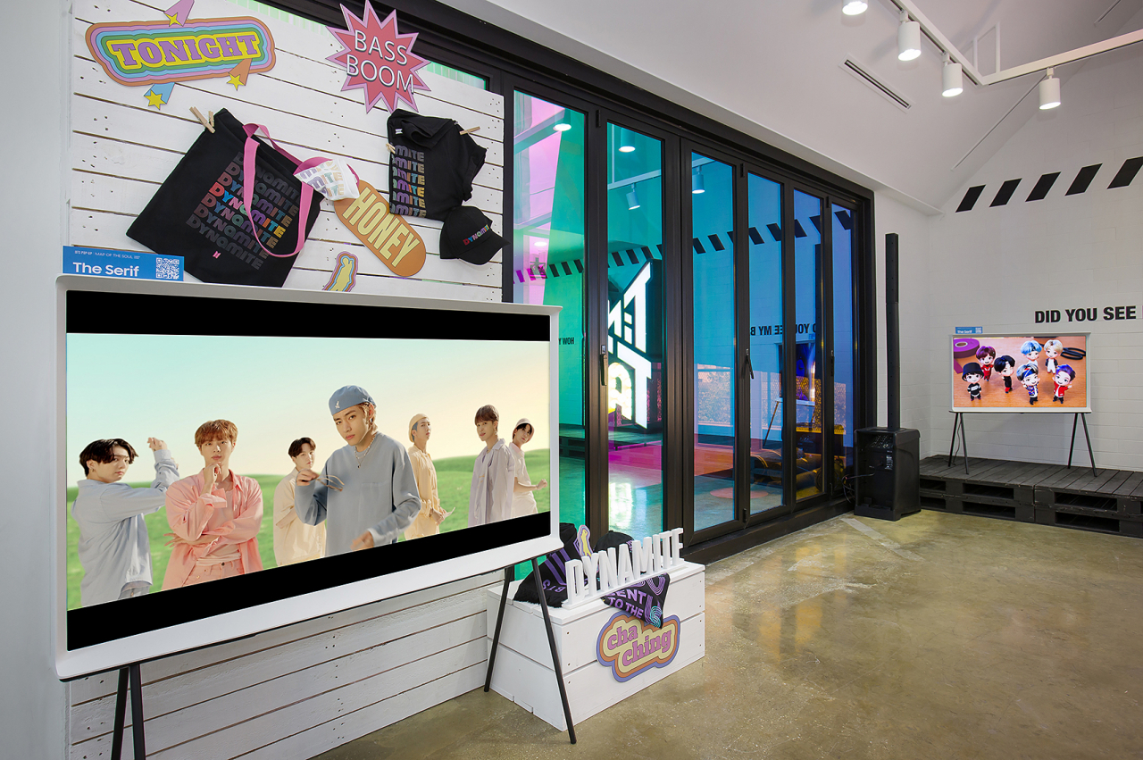 지난해 서울 가로수길에 열린 방탄소년단 팝업스토어 'BTS POP-UP : MAP OF THE SOUL' 서울 쇼케이스에 설치된 삼성 '더 세리프' [삼성전자 제공]