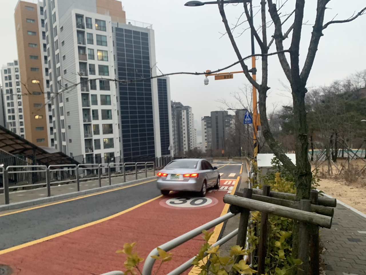 차량이 스쿨존에서 서행하고있다. [헤럴드DB]