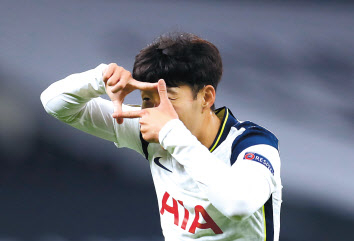 손흥민 ‘찰칵 세리머니’. 손흥민이 23일 열린 LASK 린츠와의 유로파리그 조별리그 경기에 교체투입돼 골을 기록한 뒤 세리머니를 하고 있다. [EPA]
