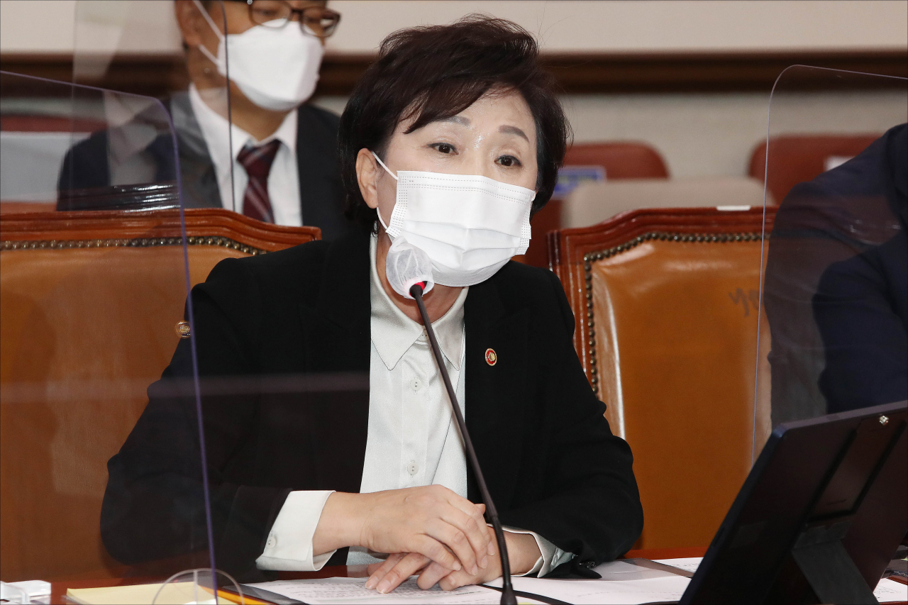 국토부는 김해 신공항 위험이 크지 않다는 입장이다. 사진은 김현미 국토교통부 장관[연합]