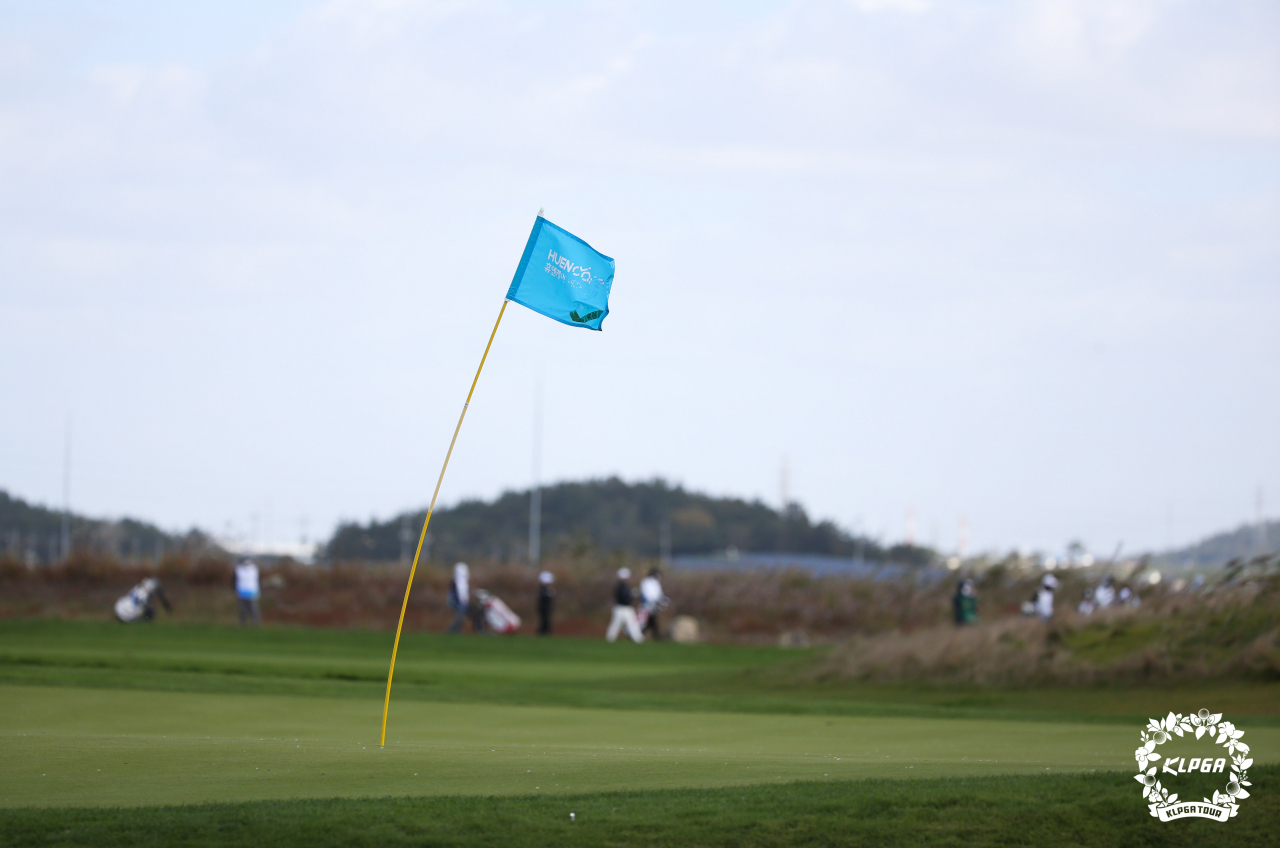 8번홀 깃대가 강풍에 휘청이고 있다./KLPGA 제공