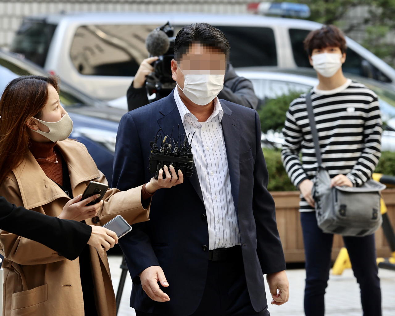 옵티머스자산운용 펀드 사기에 가담한 혐의를 받는 화장품 회사 스킨앤스킨 이사인 이모씨가 19일 오전 서초구 서울중앙지법에서 열린 구속 전 피의자 심문(영장실질심사)에서 출석하고 있다. [연합]