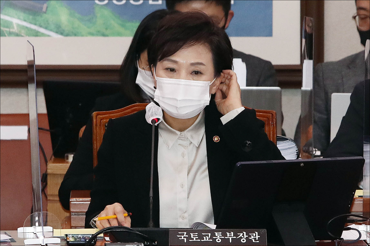 김현미 국토교통부 장관이 23일 오전 서울 여의도 국회에서 열린 국토교통위원회 종합국정감사에 출석한 모습 [연합]